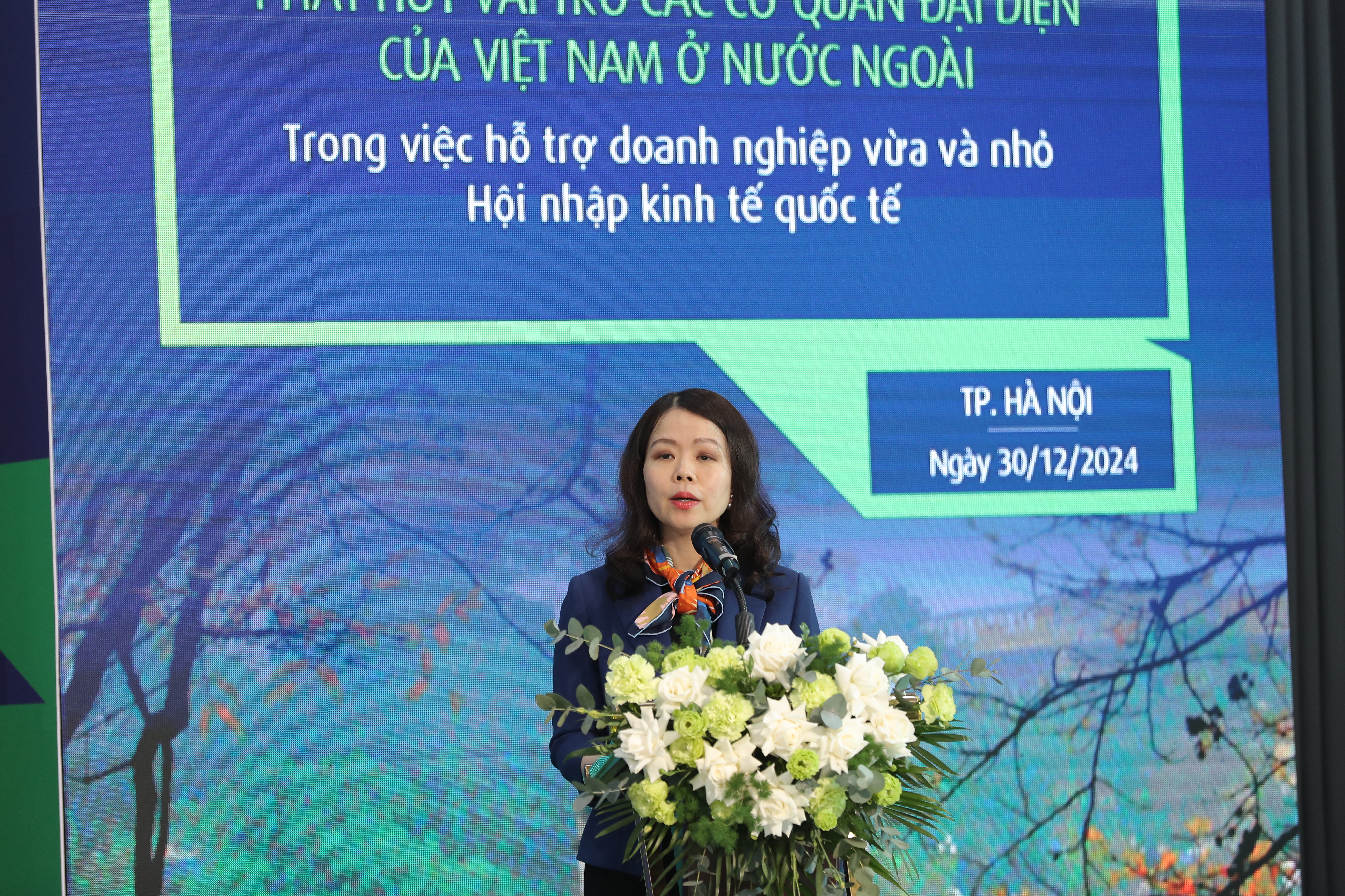 Bà Nguyễn Minh Hằng, Thứ trưởng Bộ Ngoại giao phát biểu tại Hội thảo “Phát huy vai trò các cơ quan đại diện của Việt Nam ở nước ngoài trong việc hỗ trợ doanh nghiệp vừa và nhỏ phục hồi và hội nhập kinh tế quốc tế” được tổ chức tại Trung tâm BMC, Tạp chí Kinh tế Việt Nam