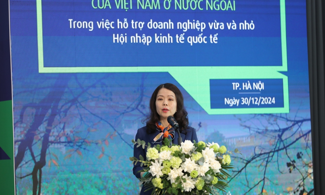 Bà Nguyễn Minh Hằng, Thứ trưởng Bộ Ngoại giao phát biểu tại Hội thảo “Phát huy vai trò các cơ quan đại diện của Việt Nam ở nước ngoài trong việc hỗ trợ doanh nghiệp vừa và nhỏ phục hồi và hội nhập kinh tế quốc tế” được tổ chức tại Trung tâm BMC, Tạp chí Kinh tế Việt Nam
