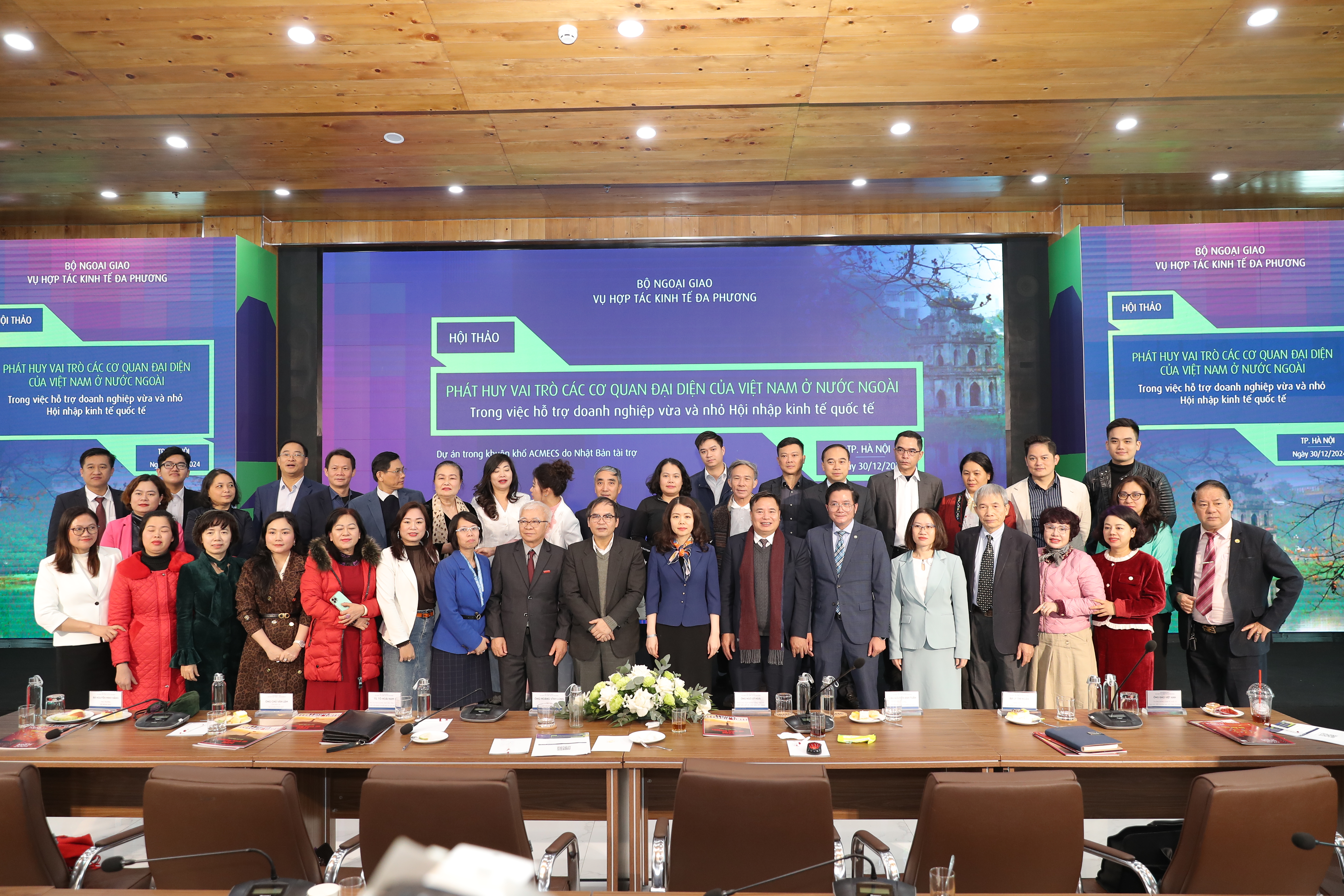 Các đại bi&ecirc;̉u tham dự&nbsp;hội thảo: &ldquo;Ph&aacute;t huy vai tr&ograve; c&aacute;c cơ quan đại diện của Việt Nam ở nước ngo&agrave;i trong việc hỗ trợ doanh nghiệp&rdquo; t&ocirc;̉ chức tại Hà N&ocirc;̣i
