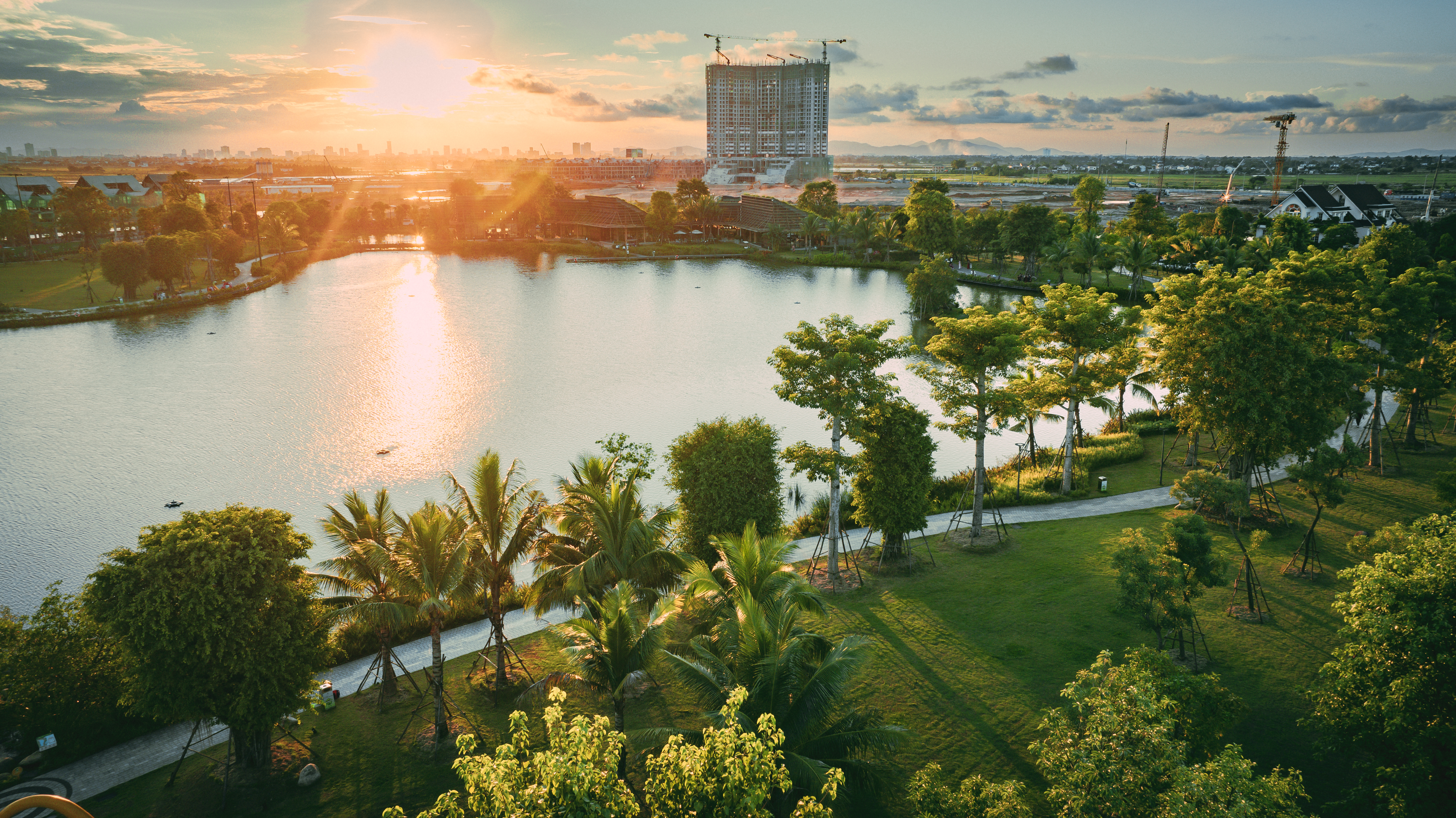 Central Park Residences nằm giữa đại công viên xanh Eco Central Park.