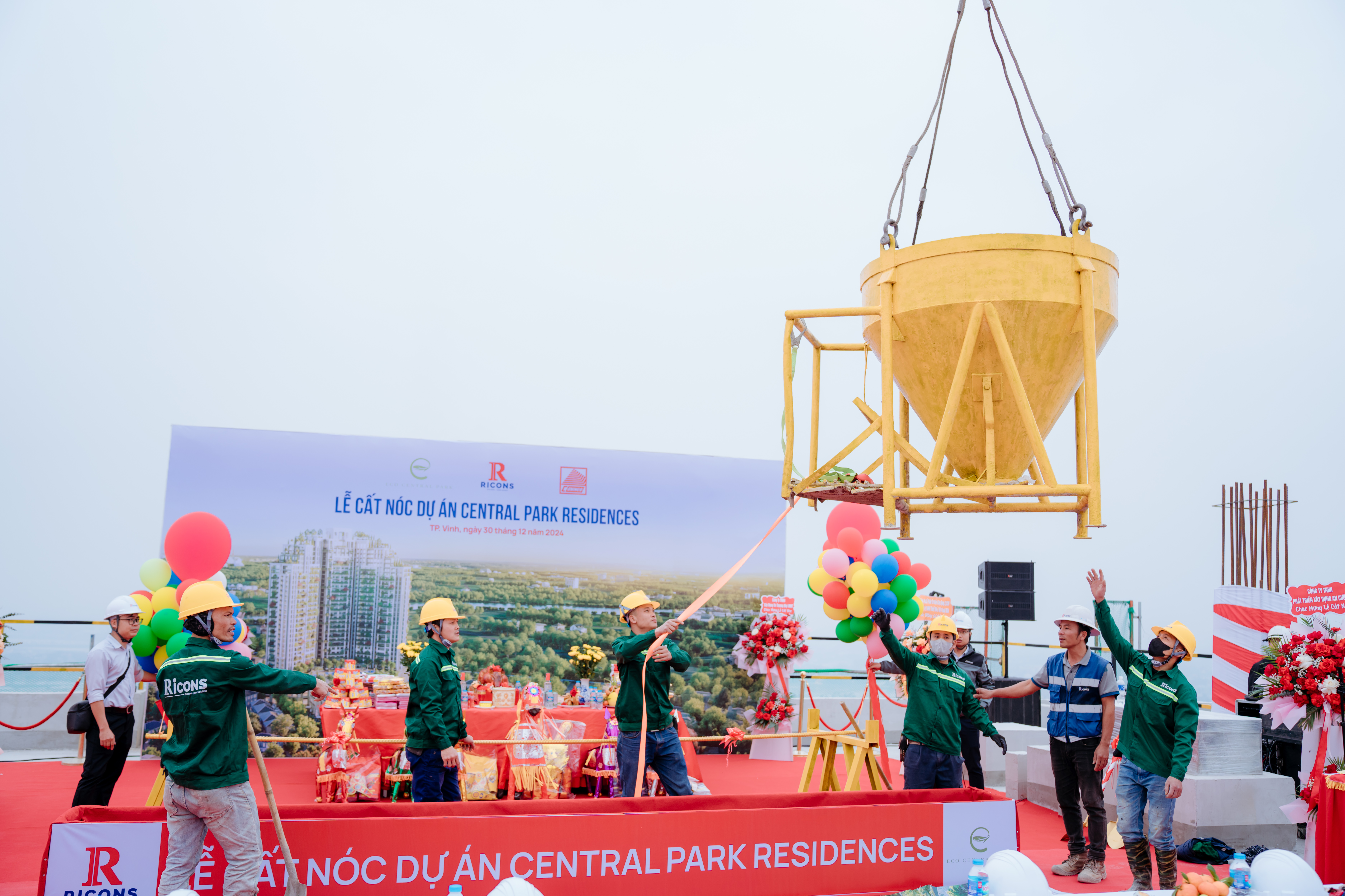 Tòa tháp Central Park Residences cất nóc vượt tiến độ.