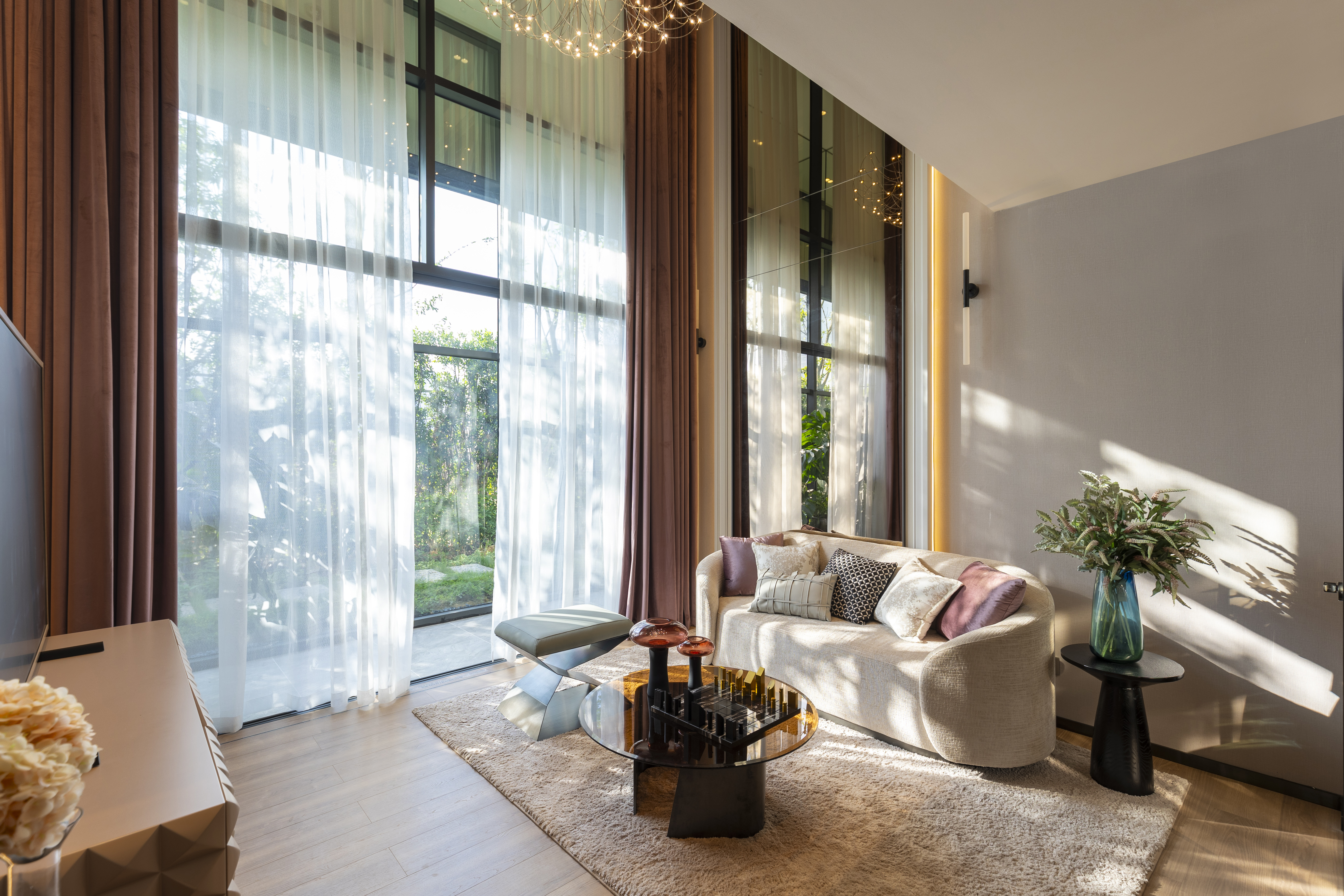 Căn Duplex tại Văn phòng bán hàng và Căn hộ mẫu The Senique Hanoi, mang đến cái nhìn trực quan hơn về tuyên ngôn sống giao hòa mọi giác quan cho chủ nhân.