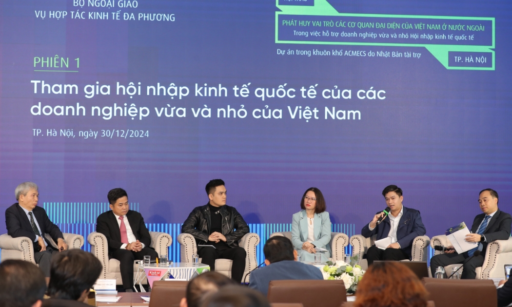 Các chuyên gia thảo luận tại Hội thảo “Tăng cường vai trò của các cơ quan đại diện Việt Nam ở nước ngoài trong hỗ trợ doanh nghiệp vừa và nhỏ tham gia hiệu quả, thực chất vào thị trường quốc tế” vào ngày 30/12. Ảnh: Việt Dũng.