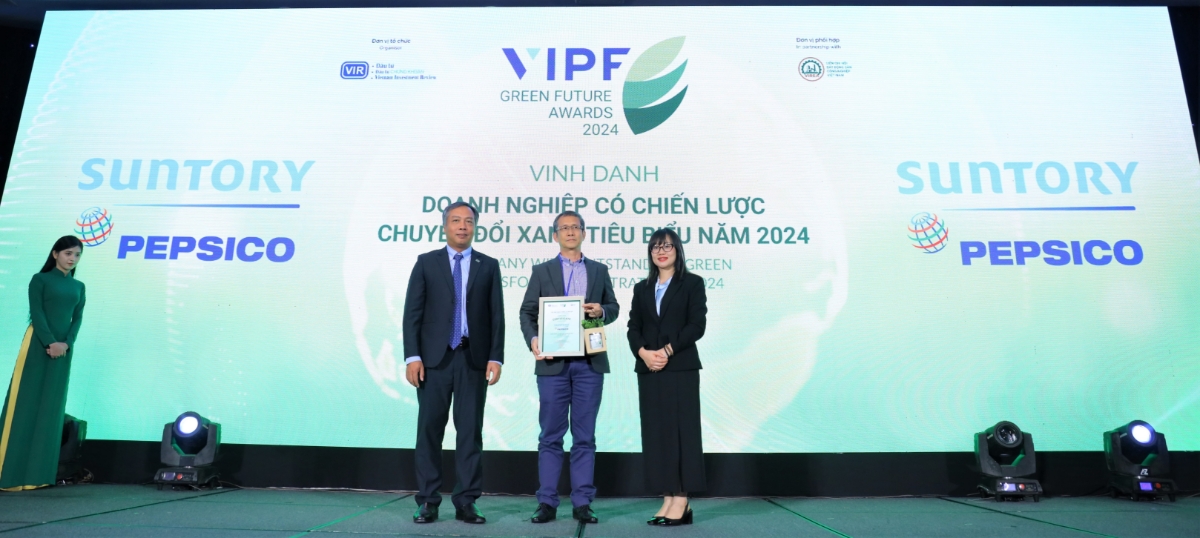 Suntory PepsiCo Việt Nam nhận danh hiệu &ldquo;Doanh nghiệp c&oacute; chiến lược chuyển đổi xanh ti&ecirc;u biểu năm 2024&rdquo; do b&aacute;o Vietnam Investment Review v&agrave; Bộ Kế hoạch Đầu tư trao tặng.