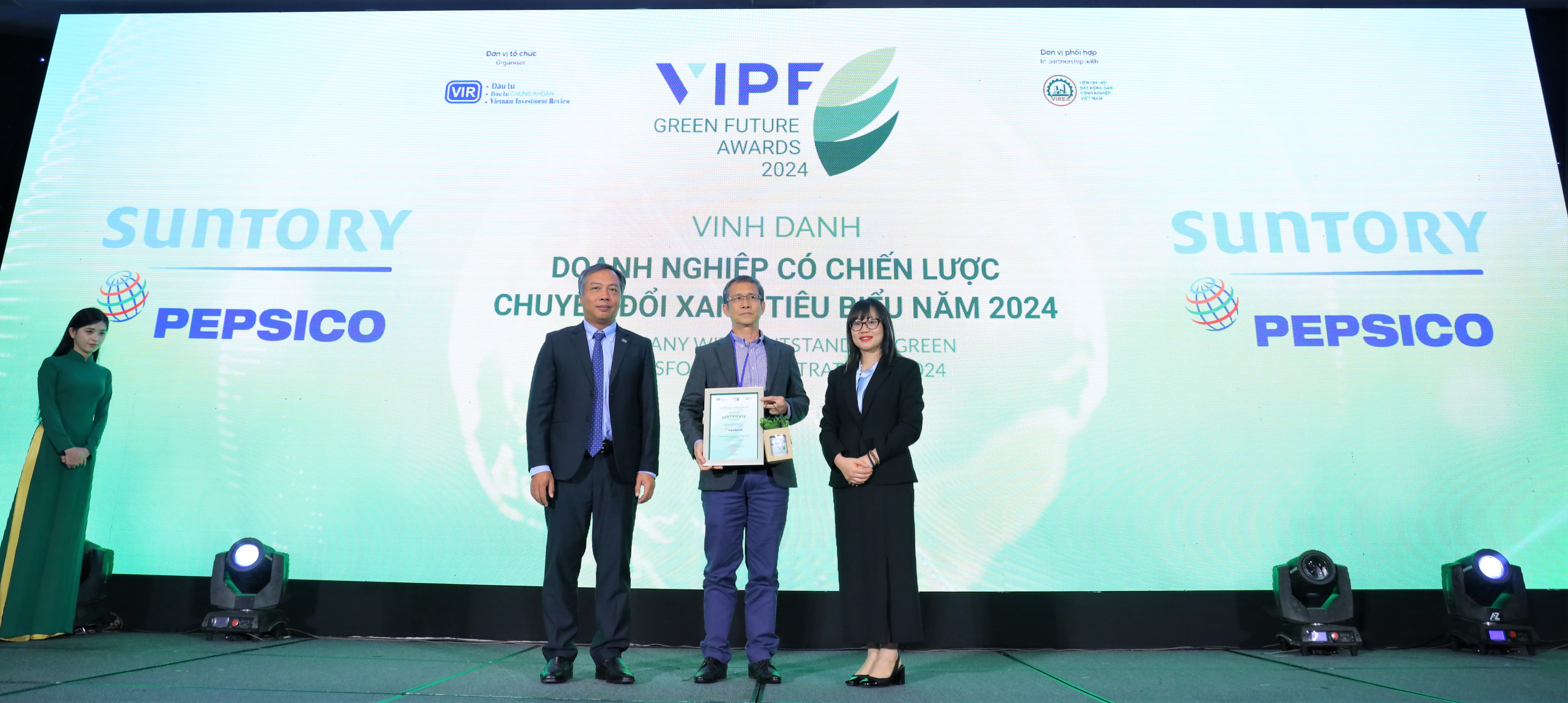 Suntory PepsiCo Việt Nam nhận danh hiệu “Doanh nghiệp có chiến lược chuyển đổi xanh tiêu biểu năm 2024” do báo Vietnam Investment Review và Bộ Kế hoạch Đầu tư trao tặng.