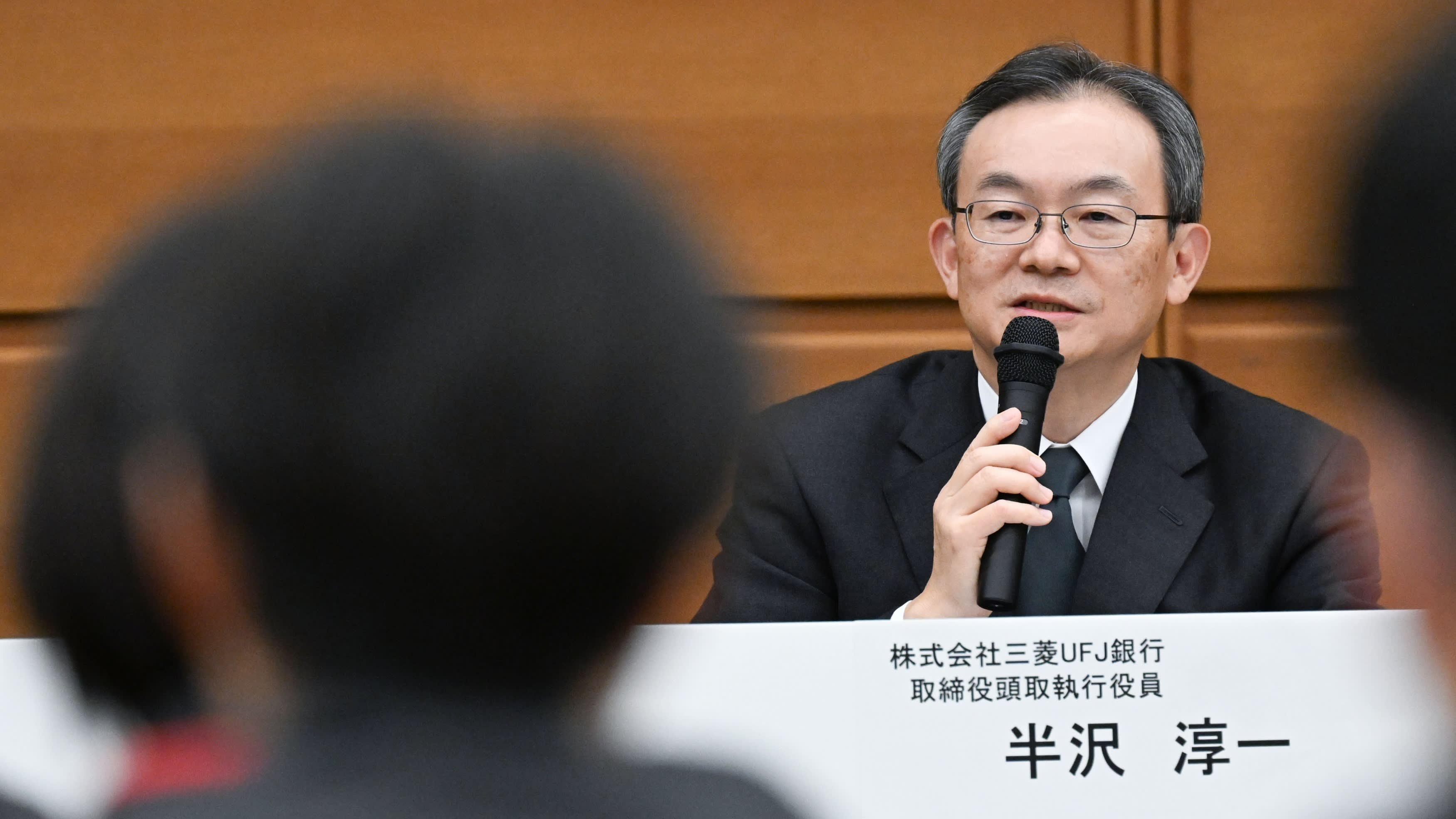 Ông Junichi Hanzawa, Chủ tịch kiêm CEO Ngân hàng MUFG phát biểu tại họp báo ngày 16/12 - Ảnh: Nikkei Asia
