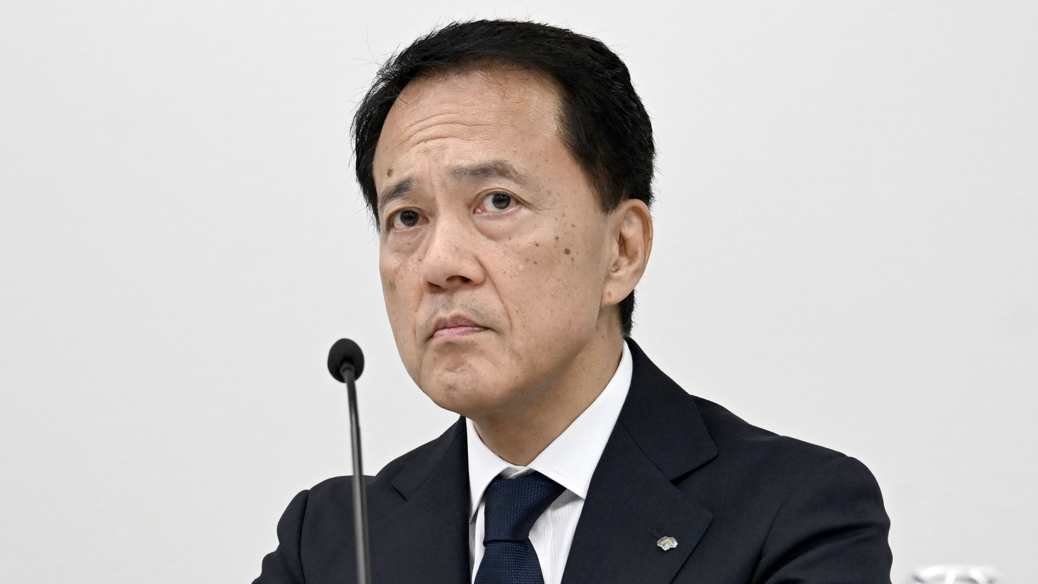Ông Kentaro Okuda, Chủ tịch Nomura Securities, tại họp báo ngày 3/12/2024 - Ảnh: Nikkei Asia