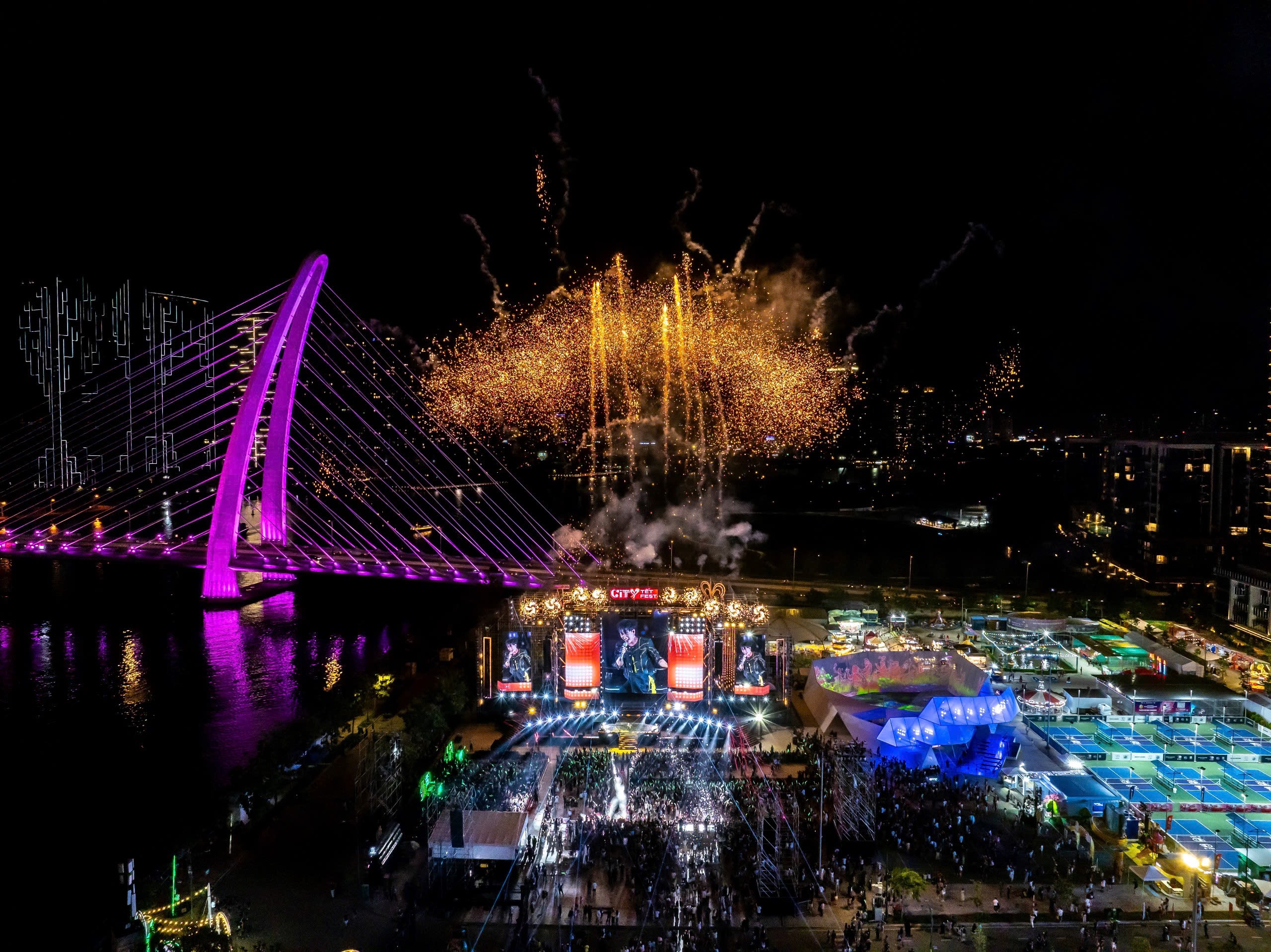 Lễ hội Chào đón năm mới City Tết Fest - Thủ Đức 2025 được tổ chức sôi động, đầy sắc màu ngay tại bờ sông Sài Gòn.