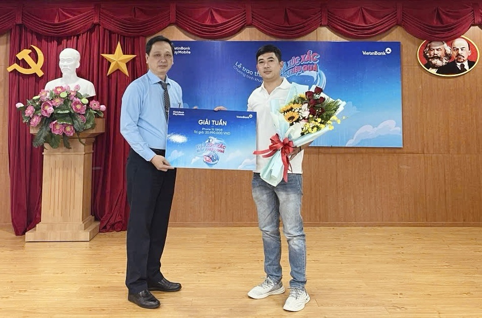 Khách hàng trúng thưởng kỳ 1 của chương trình “Thả xúc xắc - Bắt triệu quà” trên app VietinBank iPay Mobile.