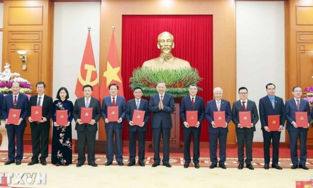 Tổng Bí thư Tô Lâm trao Quyết định của Bộ Chính trị cho đại diện lãnh đạo 13 cơ quan, đơn vị. Ảnh: TTXVN