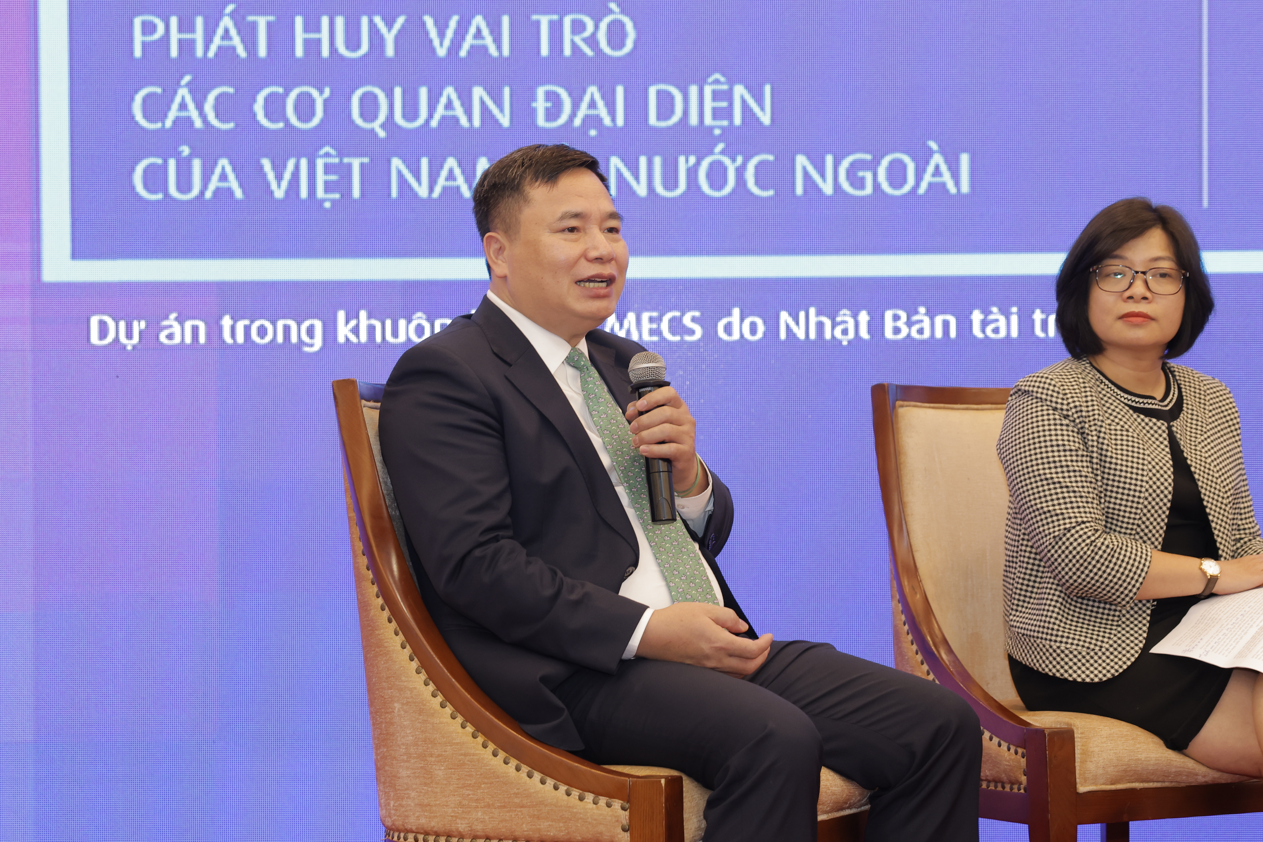 &Ocirc;ng Nguyễn Anh Tuấn, Viện trưởng Viện nghi&ecirc;n cứu ph&aacute;t triển du lịch n&ecirc;u ý ki&ecirc;́n, các cơ quan chức năng v&acirc;̃n c&acirc;̀n nghi&ecirc;n cứu ch&iacute;nh s&aacute;ch đ&ecirc;̉ mở r&ocirc;̣ng miễn thị thực cho nhiều thị trường kh&aacute;ch du lịch. C&aacute;c cơ quan thương vụ cần nghi&ecirc;n cứu tổ chức c&aacute;c farmtrip để t&igrave;m hiểu du lịch Việt Nam. Làm th&ecirc;́ nào đ&ecirc;̉ du khách tới Vi&ecirc;̣t Nam thu&acirc;̣n lợi hơn nữa, các doanh nghi&ecirc;̣p nước ngoài tới Vi&ecirc;̣t Nam đ&ecirc;̉ du lịch và tìm ki&ecirc;́m cơ h&ocirc;̣i hợp tác r&acirc;́t nhi&ecirc;̀u. N&ecirc;́u khó khăn quá sẽ khi&ecirc;́n m&acirc;́t đi các cơ h&ocirc;̣i hợp tác, kinh doanh với đ&ocirc;́i tác nước ngoài...&nbsp;