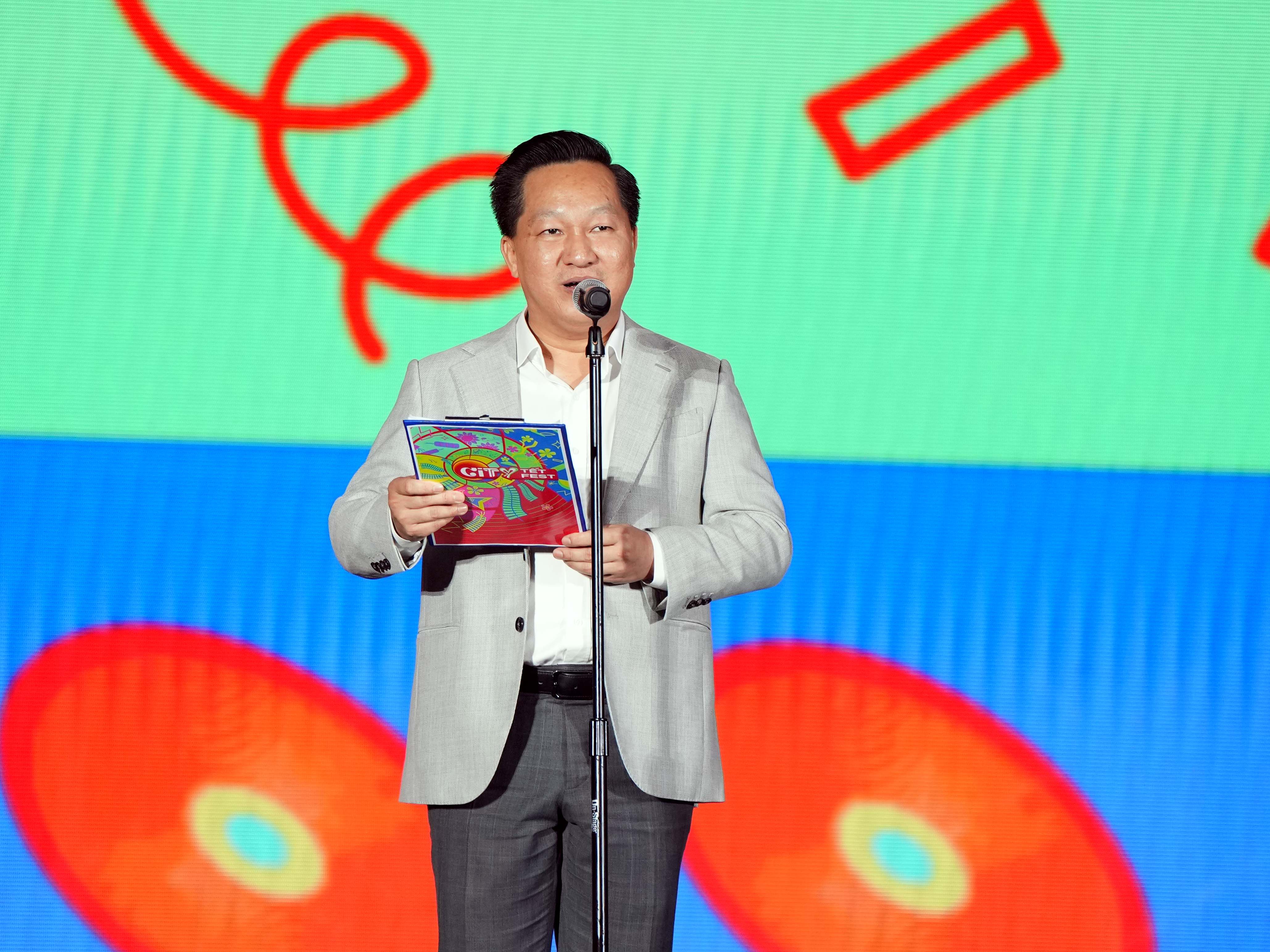 Ông Hoàng Tùng, Chủ tịch Ủy ban nhân dân thành phố Thủ Đức, phát biểu tại chương trình khai mạc lễ hội tối 29/12.