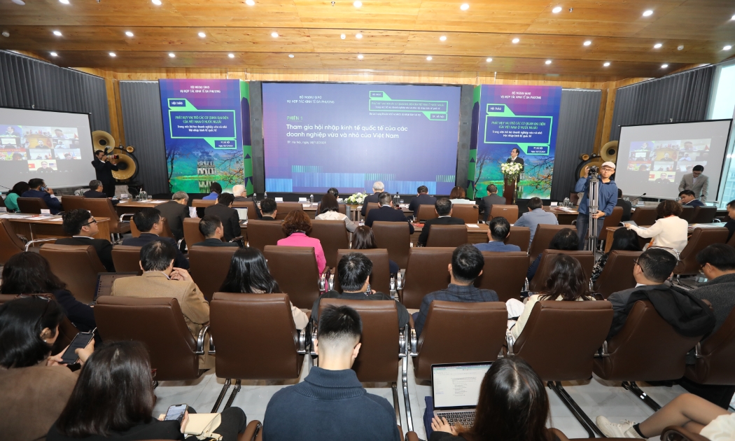 Hội thảo “Tăng cường vai trò của các cơ quan đại diện Việt Nam ở nước ngoài trong hỗ trợ doanh nghiệp vừa và nhỏ tham gia hiệu quả, thực chất vào thị trường quốc tế” tổ chức tại Hà Nội vào sáng ngày 30/12. Ảnh: Việt Dũng.