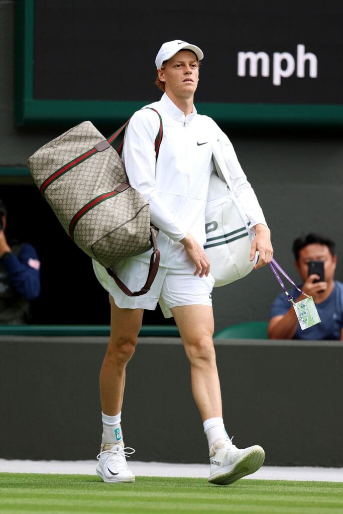 Jannik Sinner đeo túi vải Gucci khi bước ra sân đấu tại giải Wimbledon.