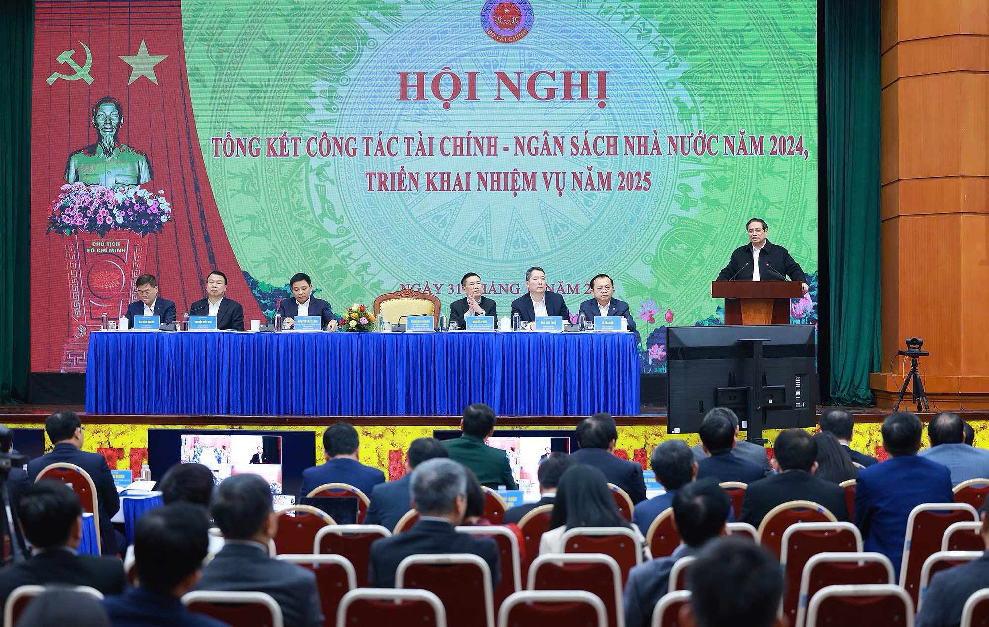Thủ tướng đề nghị Bộ Tài chính mạnh dạn đề xuất nhiều chính sách hỗ trợ doanh nghiệp và người dân.