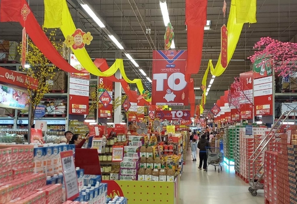 Các siêu thị đã chuẩn bị đủ hàng tết phục vụ người dân mua sắm.