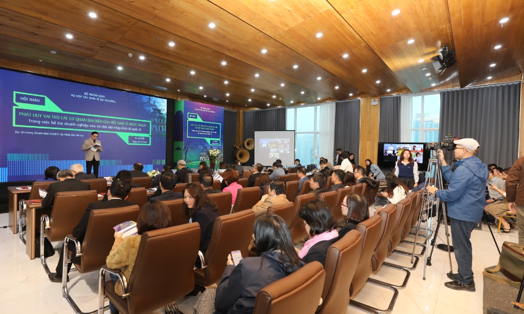 Quang cảnh Hội thảo “Tăng cường vai trò của các cơ quan đại diện Việt Nam ở nước ngoài trong hỗ trợ doanh nghiệp vừa và nhỏ tham gia hiệu quả, thực chất vào thị trường quốc tế”. Ảnh: Việt Dũng