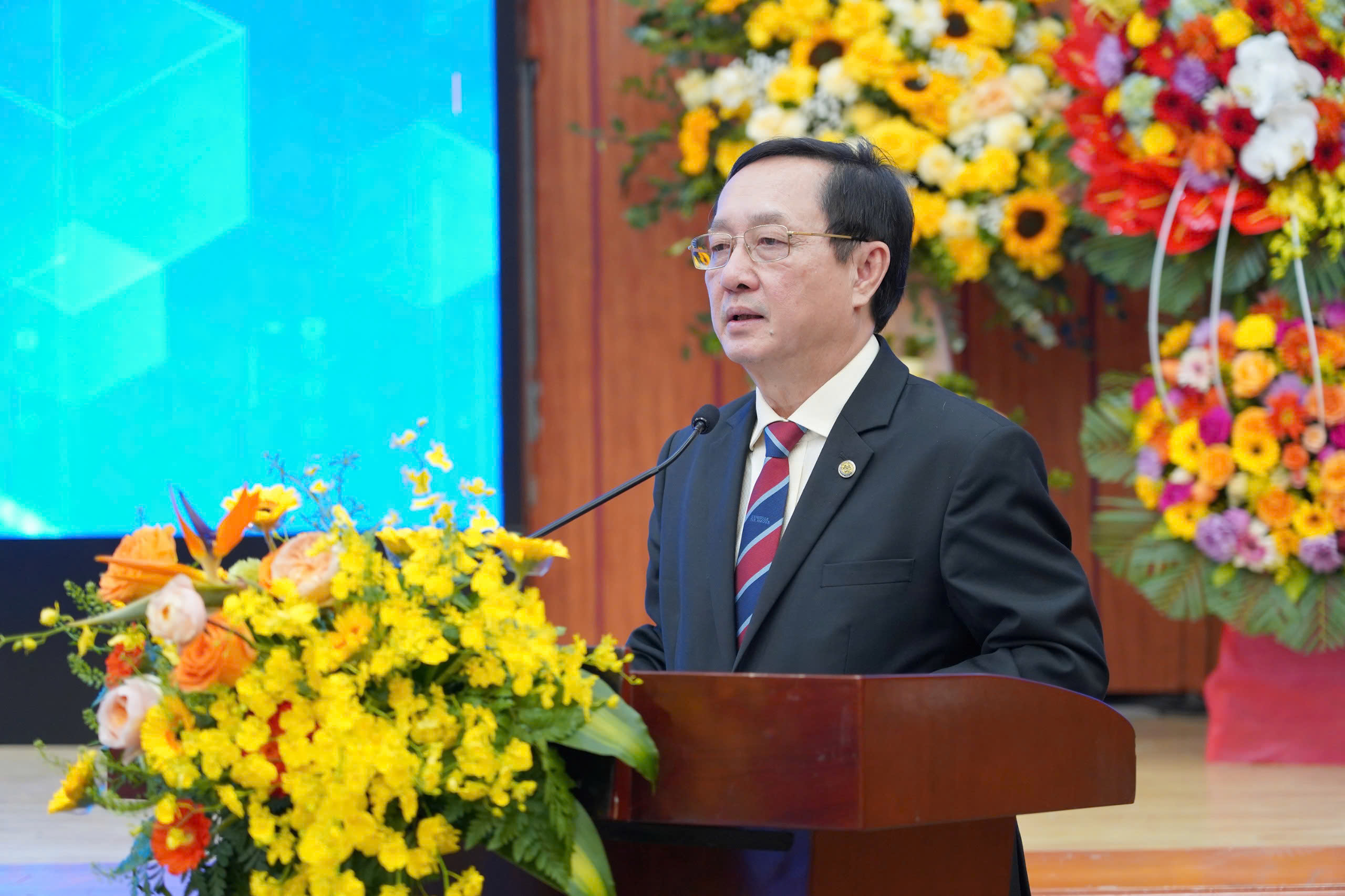 Bộ trưởng Huỳnh Thành Đạt: Tháo gỡ những khó khăn, vướng mắc để khoa học công nghệ và đổi mới sáng tạo thực sự là quốc sách hàng đầu, là động lực chính phát triển lực lượng sản xuất hiện đại, thúc đẩy phát triển kinh tế xã hội nhanh và bền vững.  