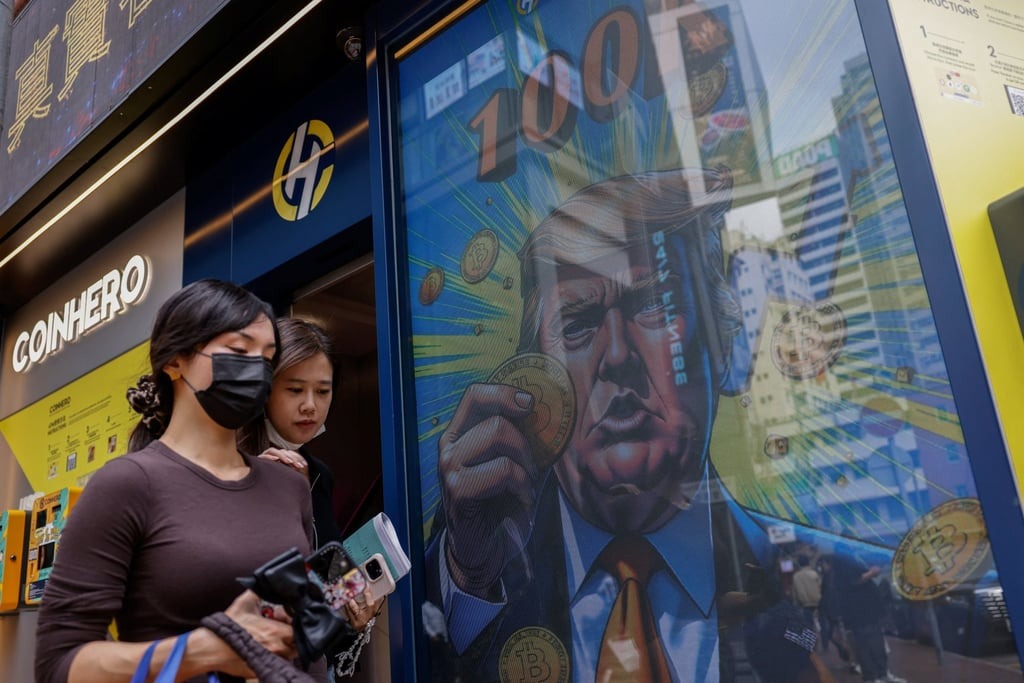 Một hình minh họa có hình ảnh Donald Trump cầm đồng bitcoin được trưng bày bên ngoài một cửa hàng trao đổi tiền điện tử ở Hồng Kông. Ảnh: Reuters