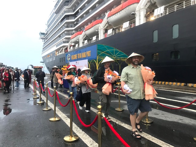 Những du khách quốc tế đầu tiên xuống tàu Noordam đến Đà Nẵng bằng đường biển qua cảng Tiên Sa. Ảnh Ngô Anh Văn