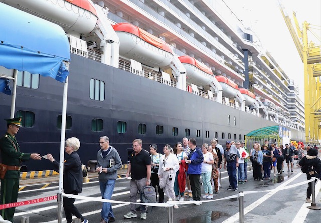 Những du kh&aacute;ch quốc tế đầu ti&ecirc;n đi tr&ecirc;n Noordam l&agrave;m thủ tục nhập cảnh tại cảng Ti&ecirc;n Sa, Đ&agrave; Nẵng. Ảnh Ng&ocirc; Anh Văn