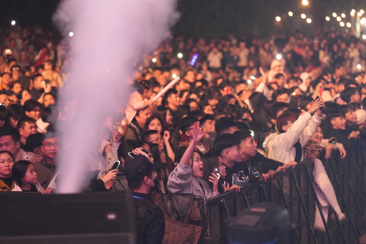 Biển người h&agrave;o hứng tham gia sự kiện giữa kh&ocirc;ng gian của th&agrave;nh phố triệu c&acirc;y xanh.