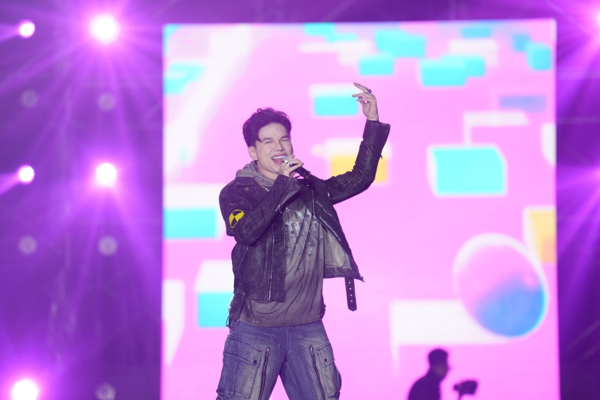 Ho&agrave;ng T&ocirc;n &ldquo;phi&ecirc;u&rdquo; giữa th&agrave;nh phố xanh Ecopark.