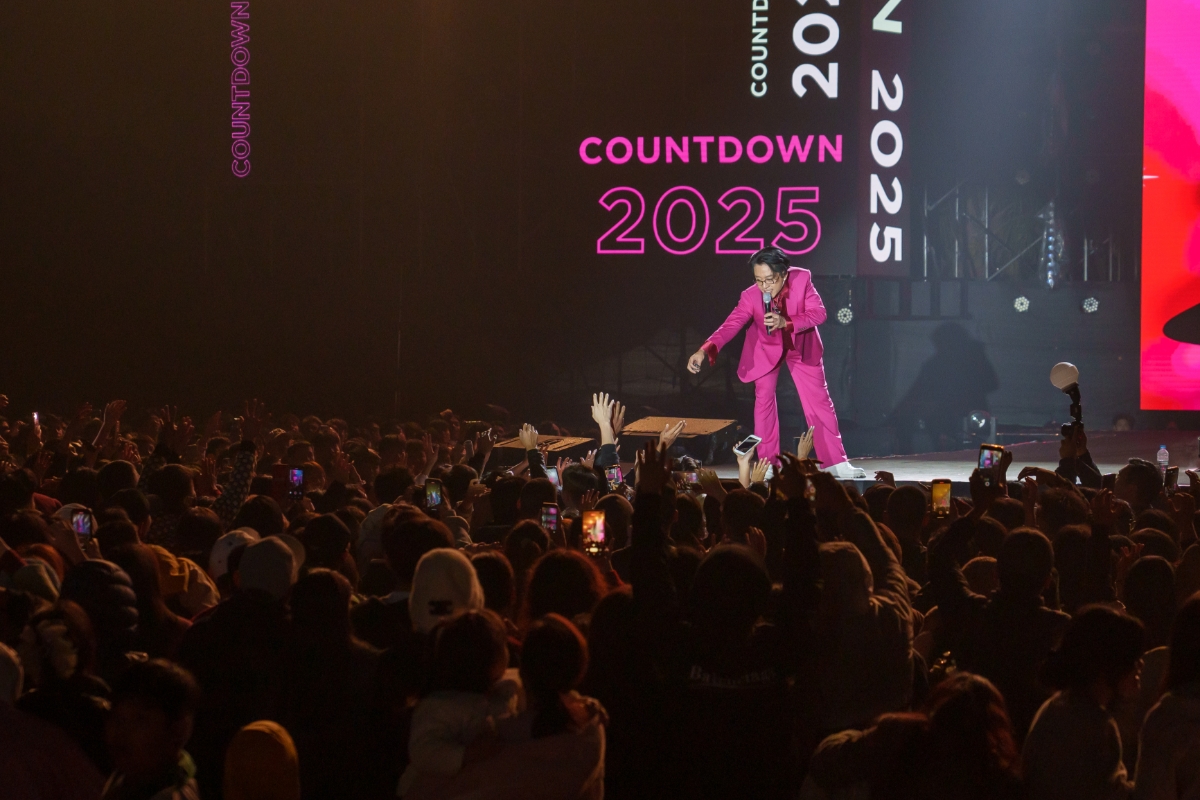 Ca sĩ Tuấn Hưng ch&aacute;y hết m&igrave;nh tr&ecirc;n s&acirc;n khấu.