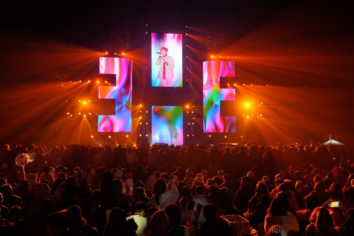 Đại nhạc hội thu h&uacute;t hơn 50 ngh&igrave;n người tham dự.