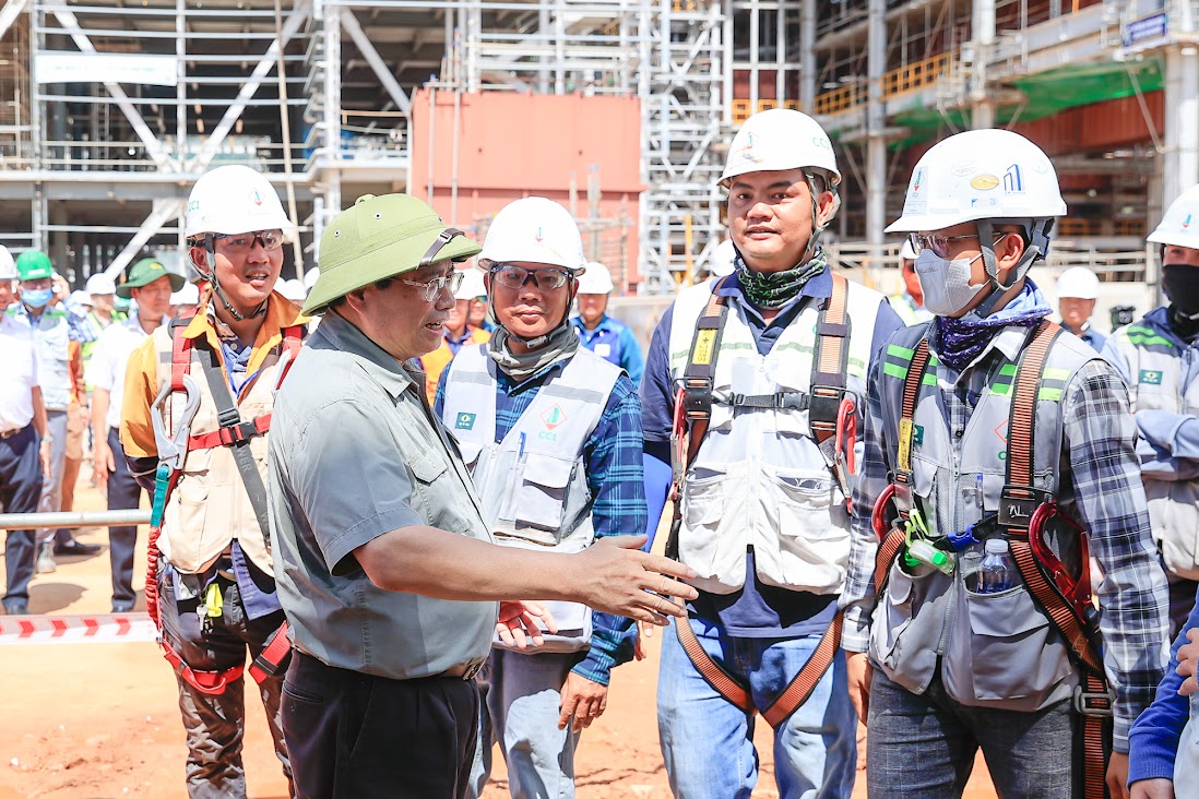 Thủ tướng thị sát công trình thi công xây dựng nhà máy Nhiệt điện Quảng Trạch 1. Ảnh: VGP