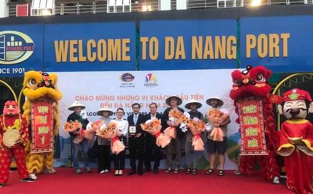 Lãnh đạo Sở Du lịch và cảng Đà Nẵng chào đón những vị khách quốc tế đầu tiên đến Đà Nẵng qua cảng Tiên Sa. Ảnh Ngô Anh Văn