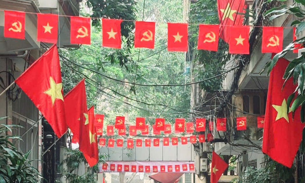 Treo cờ đỏ chào đón năm mới. Ảnh: N.Dương.