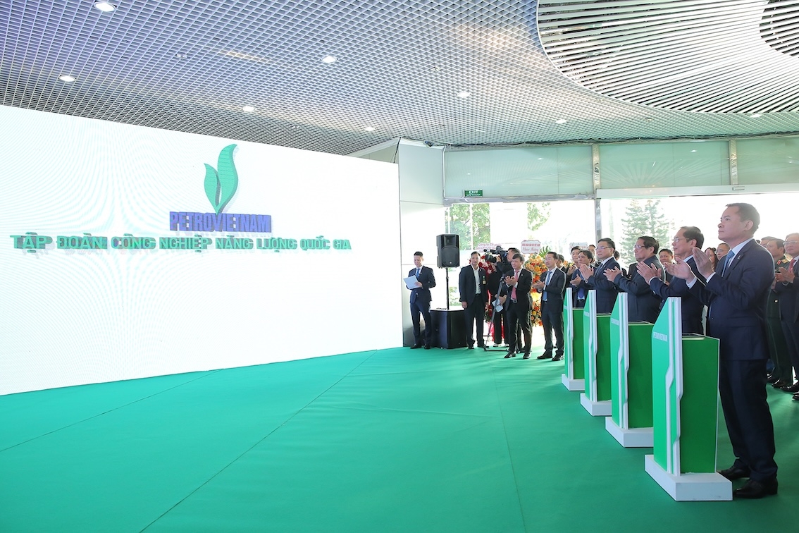 Thủ tướng Phạm Minh Chính, Phó Thủ tướng Bùi Thanh Sơn cùng lãnh đạo Petrovietnam thực hiện nghi thức chuyển dịch Tập đoàn Công nghiệp Năng lượng Quốc gia.