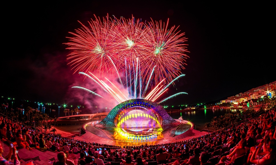 Khoảng 15.000 du khách đã tham dự đêm countdown tại Sunset Town.
