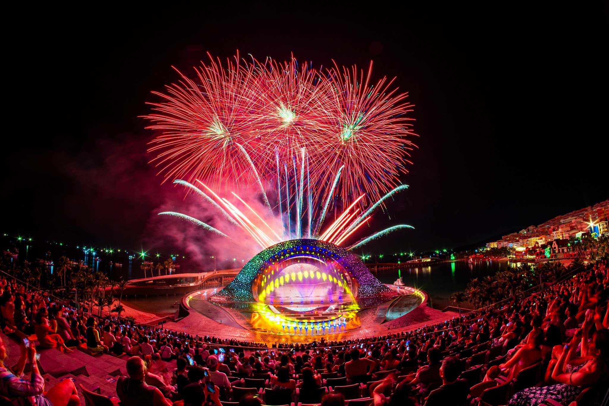 Khoảng 15.000 du khách đã tham dự đêm countdown tại Sunset Town.