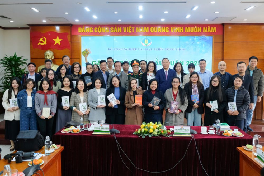 Bộ trưởng Lê Minh Hoan chụp ảnh kỷ niệm với các nhà báo theo dõi lĩnh vực nông nghiệp và phát triển nông thôn.
