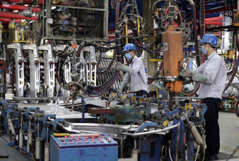 Các nhà sản xuất đã giảm việc làm tháng thứ ba liên tiếp vào cuối năm trong bối cảnh số lượng đơn đặt hàng mới tăng yếu.