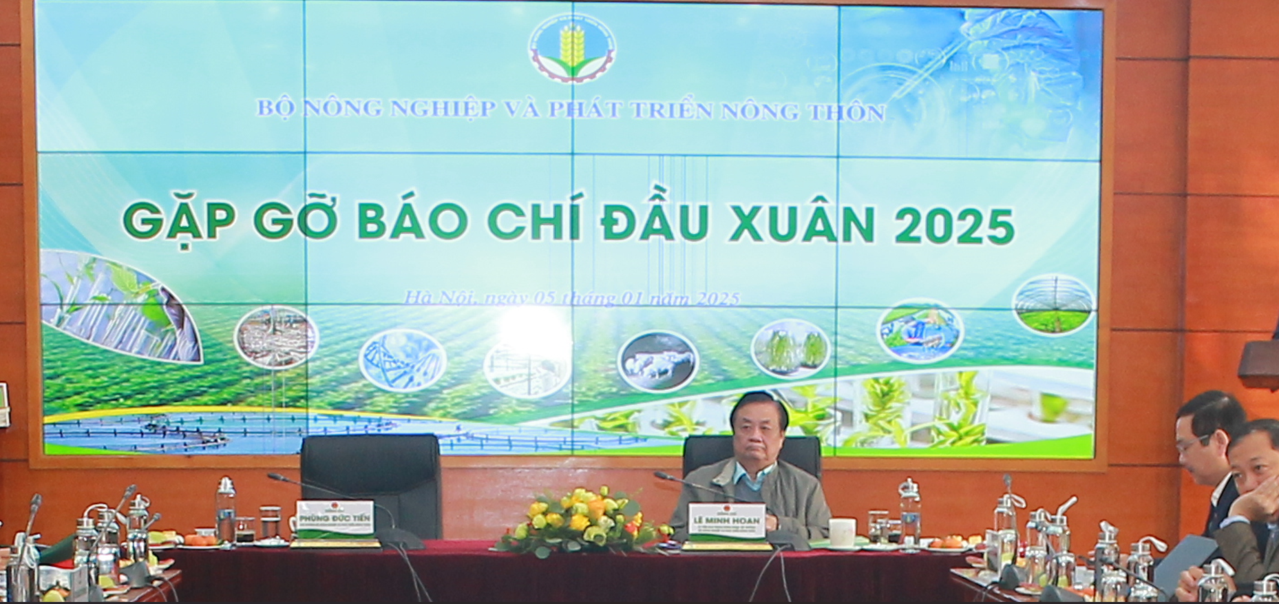 Bộ trưởng Lê Minh Hoan chủ trì họp báo.