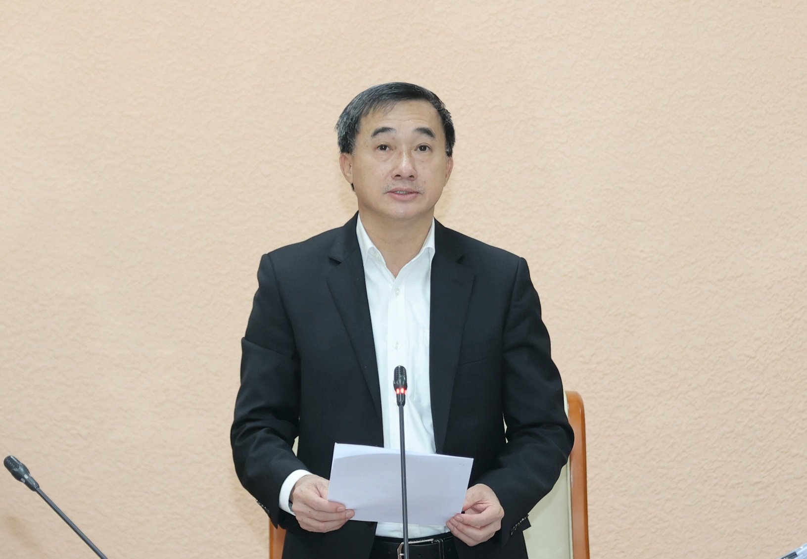 Thứ trưởng Bộ Y tế Trần Văn Thuấn th&ocirc;ng tin tại hội nghị. Ảnh: Trần Minh.