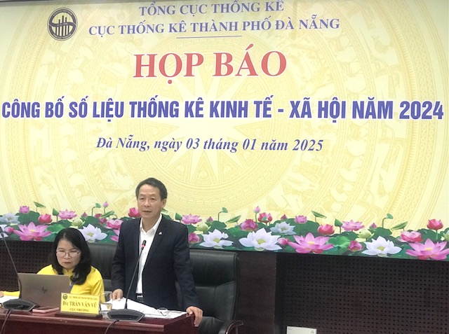 Cục trưởng Cục Thống kê Đà Nẵng tại họp báo. Ảnh Ngô Anh Văn.