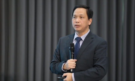 TS. Nguyễn Quốc Việt, Phó Viện trưởng, Viện Nghiên cứu Kinh tế và Chính sách (VEPR) trình bày báo cáo tại tọa đàm. Ảnh: Việt Dũng.