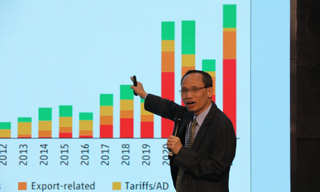 TS. Cấn Văn Lực chia sẻ tại toạ đàm (Ảnh: Việt Dũng)
