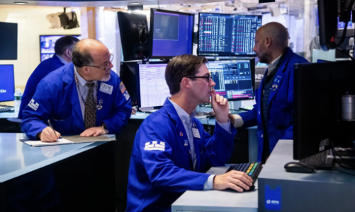 Chứng khoán Mỹ giảm sau khi lập kỷ lục mới, giá dầu lao dốc tuần này