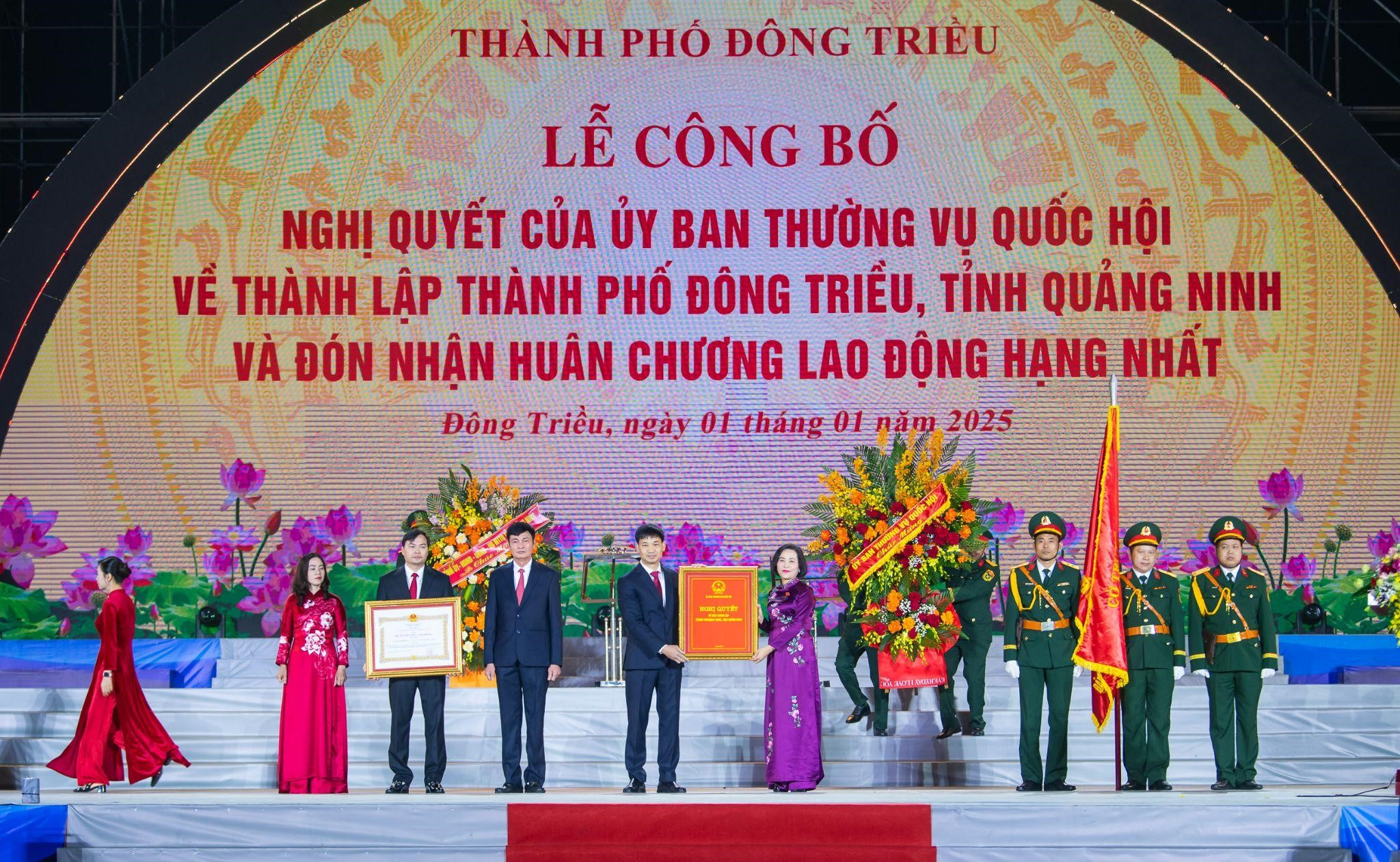 Ph&oacute; Chủ tịch Quốc hội Nguyễn Thị Thanh Ủy vi&ecirc;n Trung ương Đảng, Ph&oacute; Chủ tịch Quốc hội trao Nghị quyết th&agrave;nh lập th&agrave;nh phố Đ&ocirc;ng Triều (Ảnh: Cổng TT-ĐT Quốc hội).