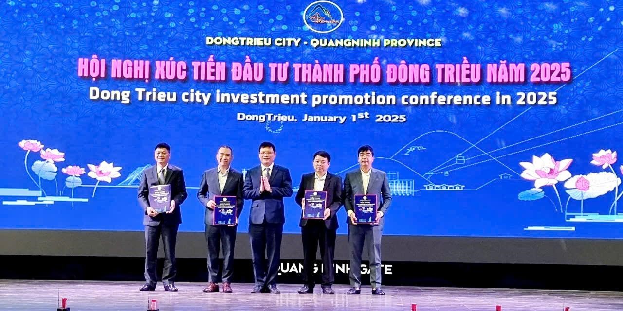 Ủy ban nh&acirc;n d&acirc;n tỉnh Quảng Ninh đ&atilde; trao quyết định giao đất v&agrave; cấp giấy chứng nhận đầu tư cho 5 dự &aacute;n tại th&agrave;nh phố Đ&ocirc;ng Triều (Ảnh: Thanh T&acirc;n).