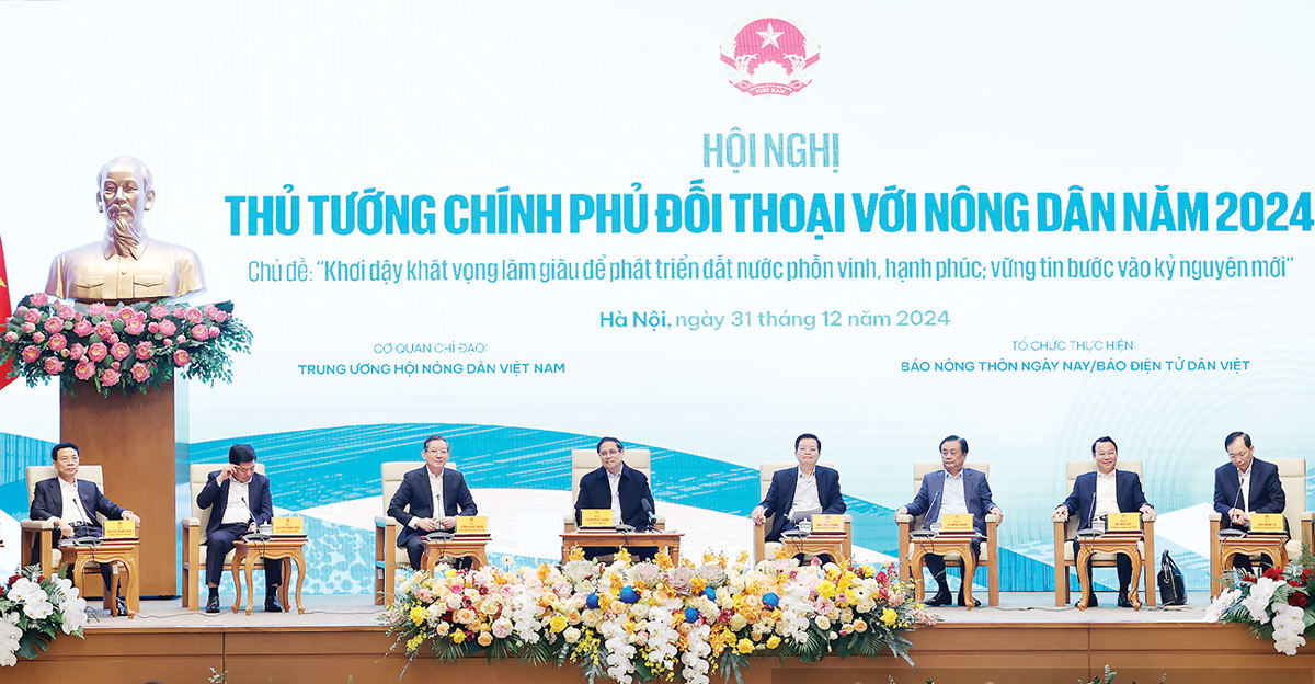 Thủ tướng c&ugrave;ng nhiều Bộ trưởng chủ tr&igrave; Đối thoại với n&ocirc;ng d&acirc;n.