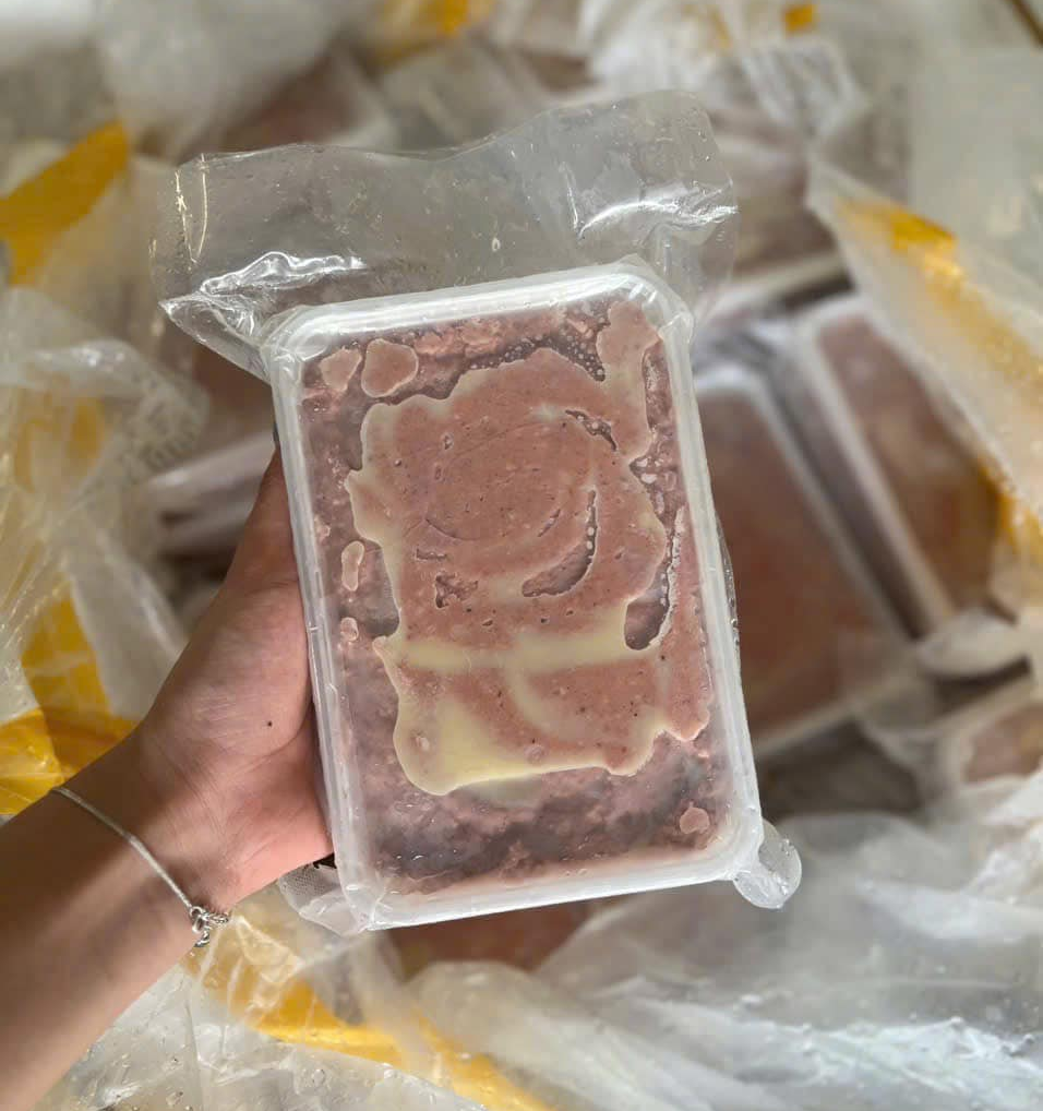 Việc lên mạng xã hội, nghe quảng cáo rồi mua thực phẩm tiềm ẩn nhiều rủi ro, bởi không rõ nơi sản xuất, đơn vị chịu trách nhiệm.