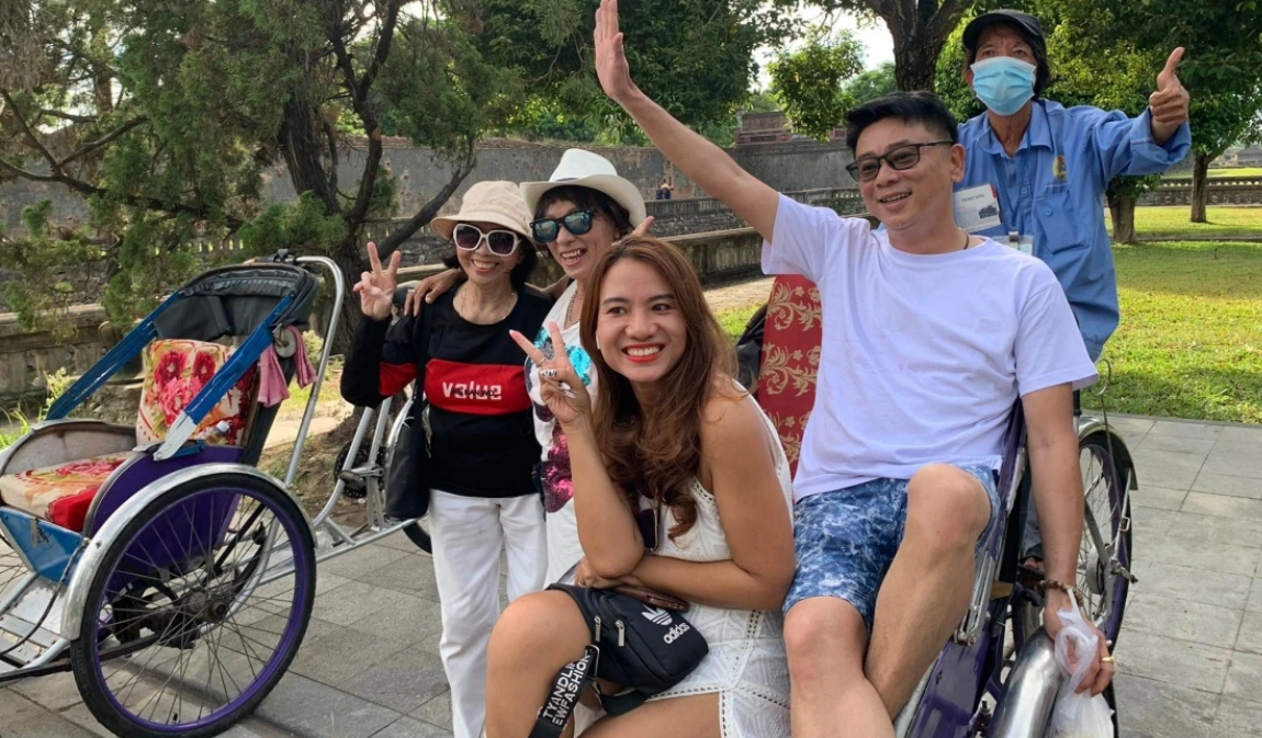 Khách du lịch đến tham quan Huế