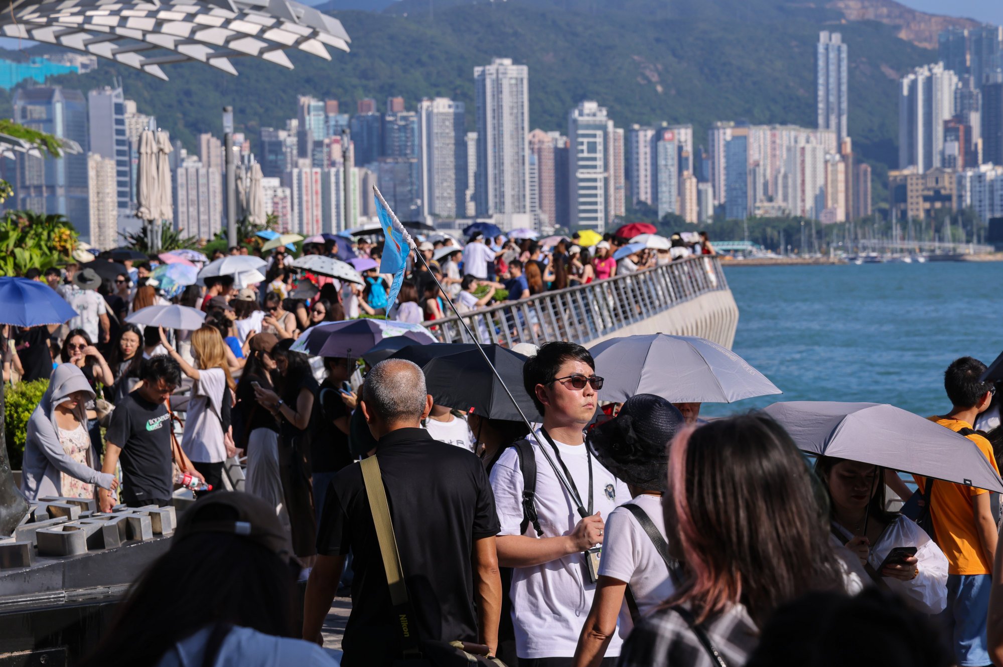 Hong Kong kỳ vọng nh&oacute;m kh&aacute;ch h&agrave;ng trung lưu tại Th&acirc;m Quyến sẽ vực dậy thị trường b&aacute;n lẻ xa xỉ tại đ&acirc;y.
