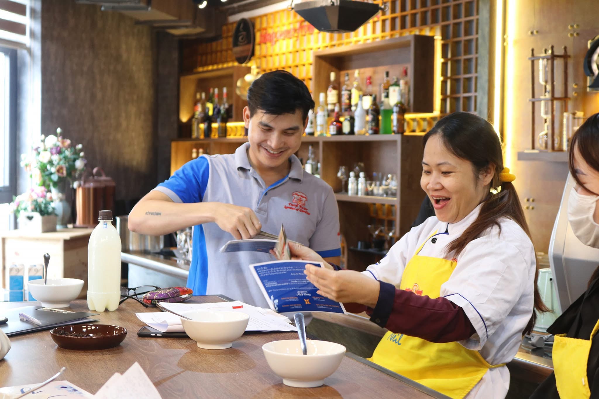 Nguyễn Quang Liêm cùng Nhất Hương xây dựng cộng đồng sáng tạo, kết nối đam mê pha chế. Ảnh: Nhất Hương